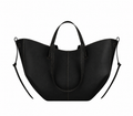 Le Calice — sac cabas en cuir coloris Noir, porté à l'épaule
